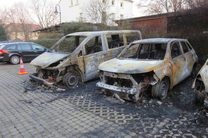 Die Kameraden konnten die Autos nicht mehr rechtzeitig löschen: Totalschaden.