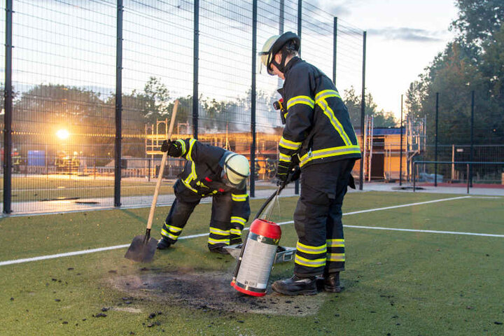 Die Explosionen schleuderten brennende Trümmerteile auf den angrenzenden Kunstrasenplatz, der dadurch beschädigt wurde.