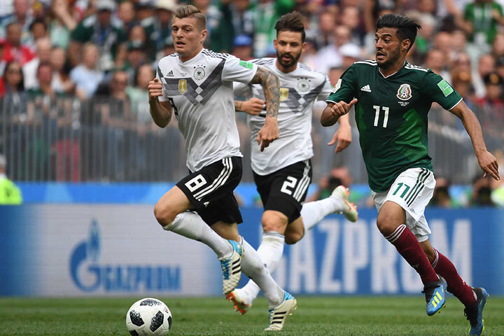 Deutschland läuft nur hinterhier. In diesem Fall verfolgen Toni Kroos (l.) und Marvin Plattenhardt (m.) Carlos Vela (r.).