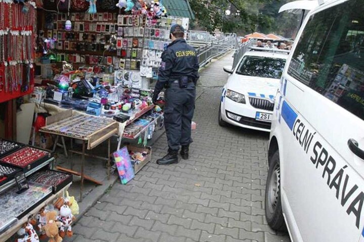 Die Polizei nahm die Marktstände an der Grenze zu Sachsen unter die Lupe.