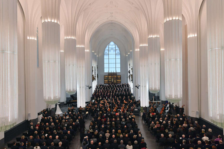 Blick in das Paulinum - die hängenden Glassäulen und das gotische Deckengewölbe verleihen dem Bau den Charakter einer Kathedrale.
