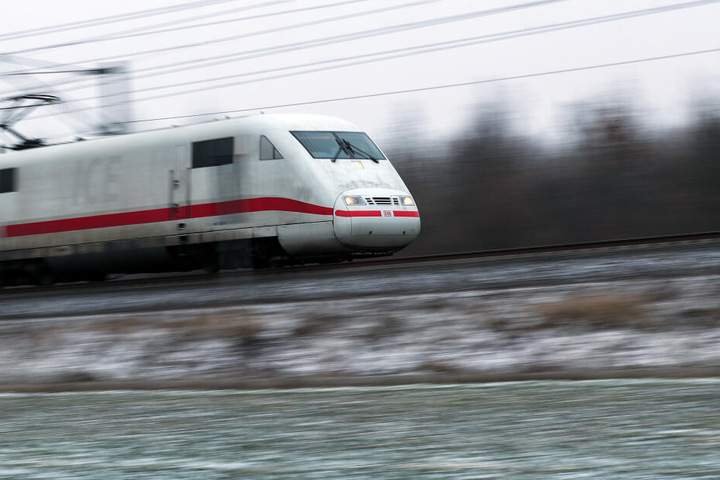 Jugendliche hatten einen Hocker auf die Gleise gelegt und müssen sich nun wegen Eingriff in den Bahnverkehr verantworten. (Symbolbild)