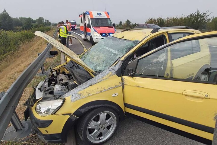 Zwei Menschen wurden bei dem Unfall schwer verletzt.