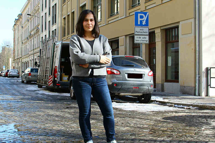ADB-Geschäftsführerin Sotiria Midelia (37) vor ihrer künftigen Zentrale. Die Leipzigerin leitet das sachsenweite Modellprojekt.