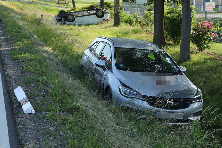 Der Opel Astra landete ebenfalls im Graben.
