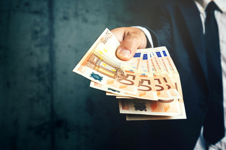 Die Gefängnisverwaltung hat dem Terrorhelfer anscheinend rund 7000 Euro in bar von seinem Häftlingskonto ausgezahlt, obwohl Zahlungen an ihn nach einer EU-Verordnung verboten gewesen seien.