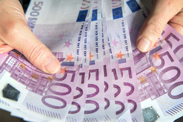 Die Täter erbeuteten unter anderem mehrere Zehntausend Euro Bargeld. (Symbolbild)