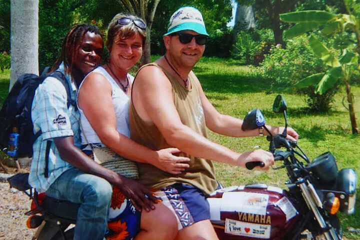 Zu dritt auf zwei Rädern unterwegs - in Kenia nicht unüblich.