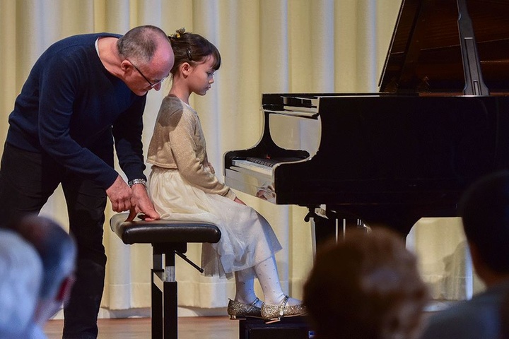 Für die kleinsten Pianisten ist der Flügel noch zu groß. Für Celina kein Problem: Papa Andreas hilft ihr auf die richtige Sitzhöhe.
