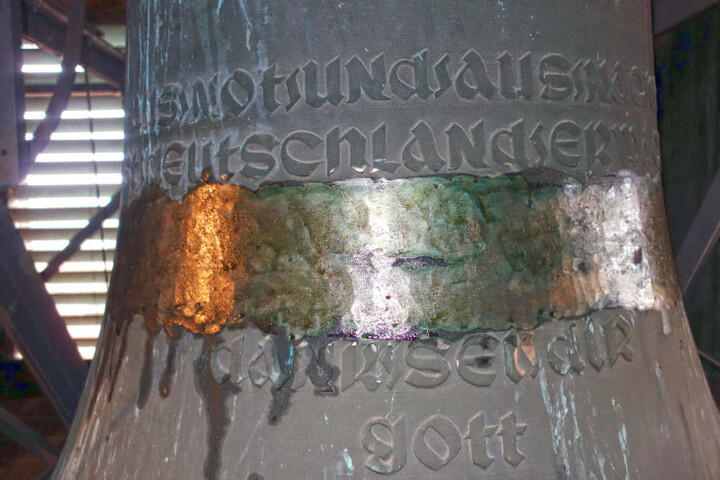 Unbekannte hatten von der Kirchenglocke des Ortes ein Hakenkreuz entfernt, das zuvor darauf zu sehen war.