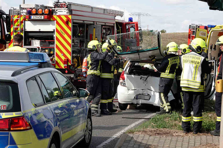 Die Feuerwehrleute mussten die Insassen des Hyundai befreien.