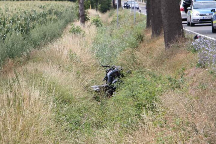Ein Quadfahrer musste einem bremsenden Pkw ausweichen. Dabei rauschte das Quad in den Straßengraben und überschlug sich. Der Fahrer erlitt schwere Verletzungen.