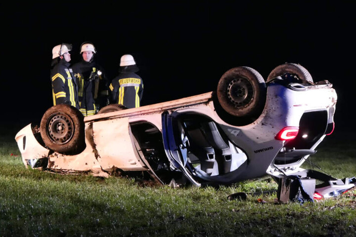 Der Wagen überschlug sich und blieb auf dem Dach liegen.