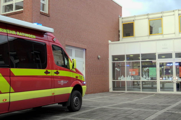 Die Feuerwehr und Sanitäter kümmerten sich um die Kinder in Ratingen.