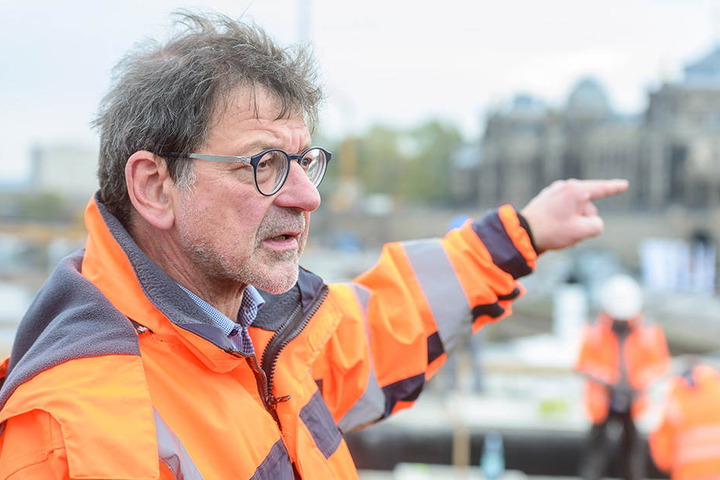 Straßen- und Tiefbauamtsleiter Reinhard Koettnitz (63) kann wegen des Natur- und Wasserschutzes nicht überall streuen lassen.