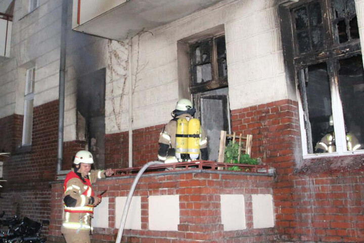Die Feuerwehr bekam das Feuer schnell in den Griff, dennoch brannte die Wohnung vollständig aus.
