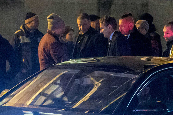 Hier trifft Thüringens AfD-Chef Björn Höcke (44) vor dem Ballhaus Watzke ein. Auch Gesinnungsgenosse Götz Kubitschek (46, links neben Höcke) wollte sich den Auftritt nicht entgehen lassen.