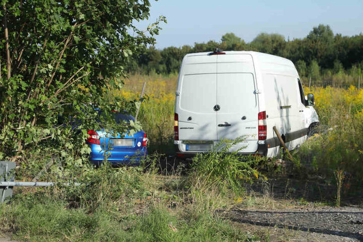 Die beiden Fahrzeuge schlugen eine richtige Schneise in die Straßenbegrenzung.