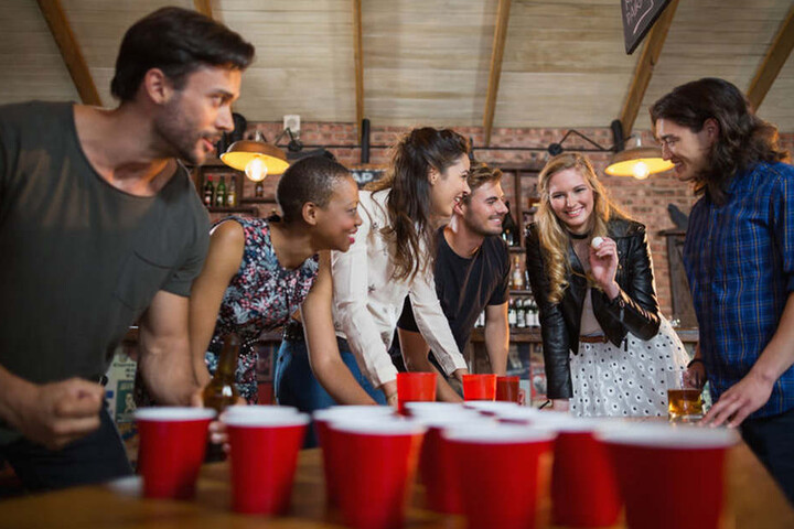 Beer-Pong ist ein Klassiker, der natürlich auch an Halloween nicht fehlen darf.