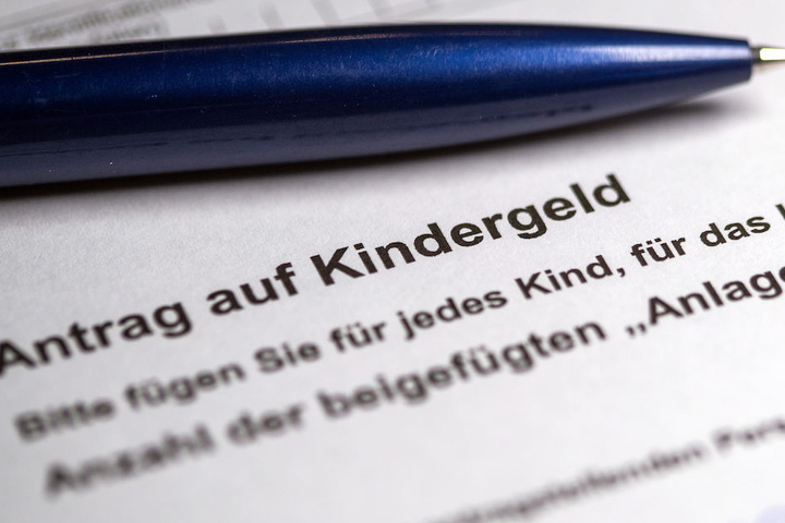 Die Opposition im Berliner Bundestag kristisiert das Milliardenpaket für Familien scharf. (Symbolbild)