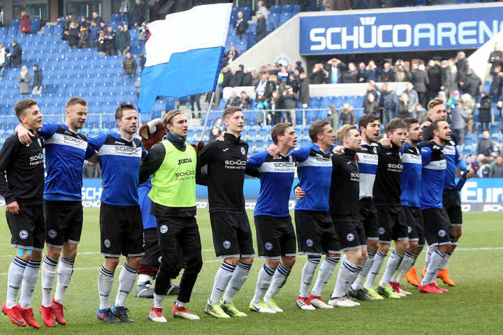 Nach dem 2:0-Sieg gegen Darmstadt ließ sich die Mannschaft von den Fans feiern.
