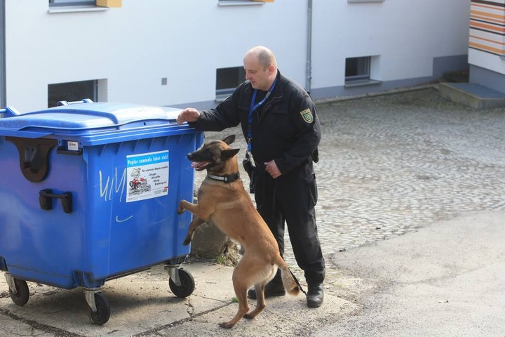 Die Polizei durchsucht die Container.