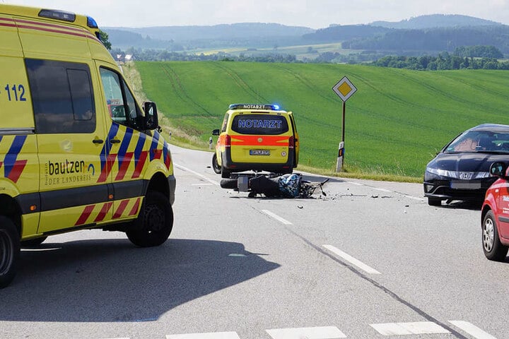 Ein Motorradfahrer kam bei einem Zusammenstoß mit einem Auto ums Leben.