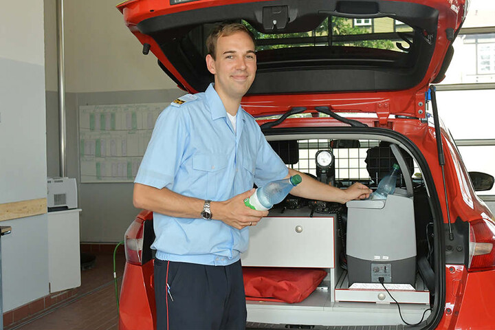 Auch auf der Feuerwache Übigau kämpfen die Feuerwehrleute mit der Sommerhitze. Brandrat Björn Petrick (27) mit Kühltasche und Kaltgetränken im Kommandowagen.