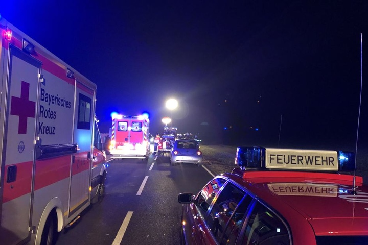 Die Straße wurde von den Einsatzkräften abgesperrt.