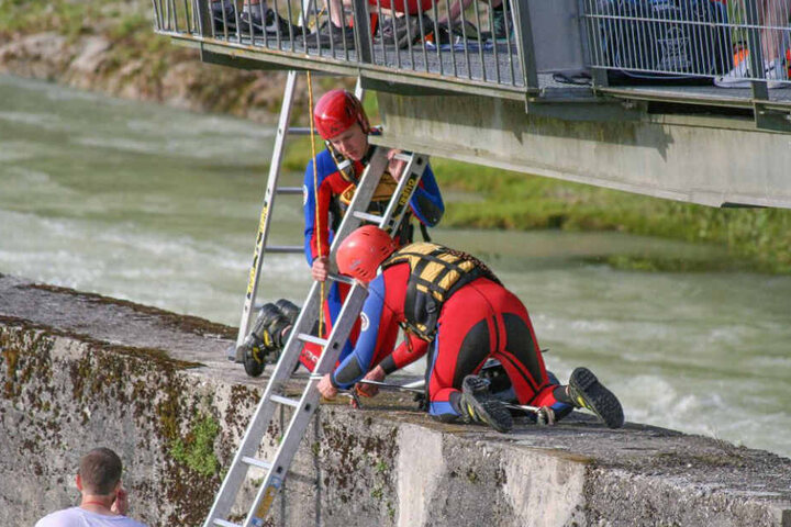 Die Helfer ließen Leitern zur Isar hinab und retteten die Hobby-Kapitäne.