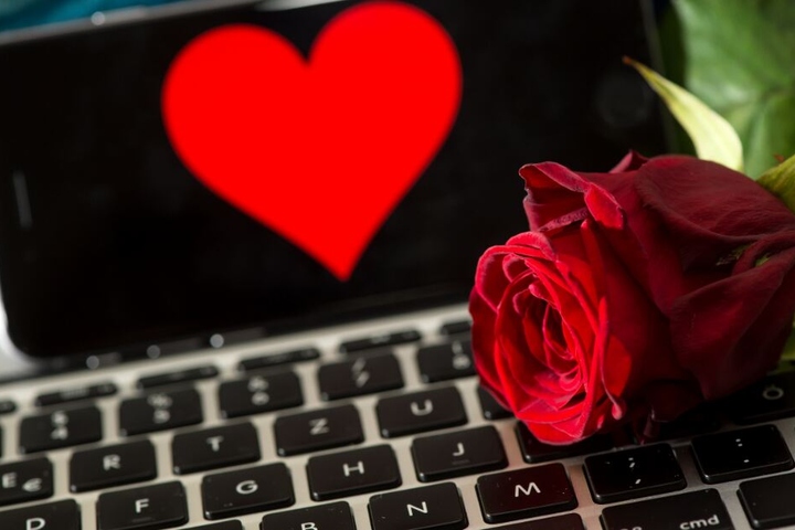 Viele Singles versuchen über das Internet die große Liebe zu finden. (Symbolbild)