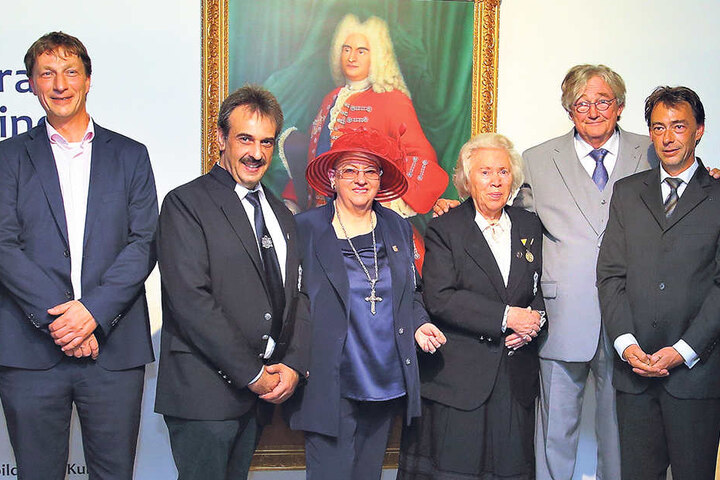 Der Adel stellt sich auf (v.l.): Prinz Arne (39), Roland von Kuck (48), Ehrendame Monika von Wrobel-Schwarz, Prinzessin Elmira (86), Prinz Rüdiger (62), Prinz Daniel (41).