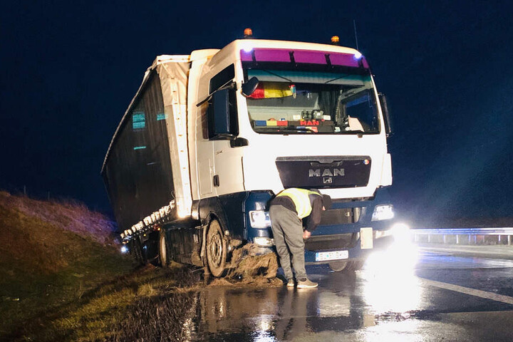 Der Lkw musste von einem Bergungsfahrzeug des ADAC aus dem Graben gezogen werden.