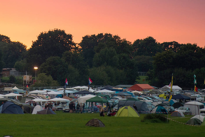 In der Nacht bekam der genervte Festivalbesucher offensichtlich nicht genug Schönheitsschlaf.