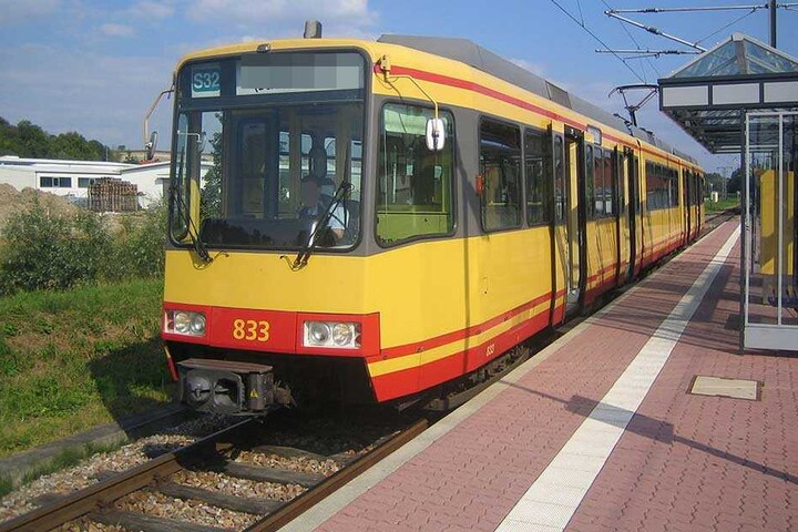 Eine Straßenbahn der Linie 32 erfasste den Traktor (Archivbild).