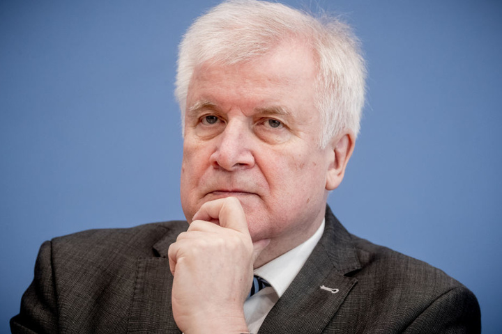 Schließt Abschiebungen nach Syrien auch für kriminelle Flüchtlinge aus und widerspricht Strobl: Deutschlands Innenminister Horst Seehofer (CSU). (Symbolbild)