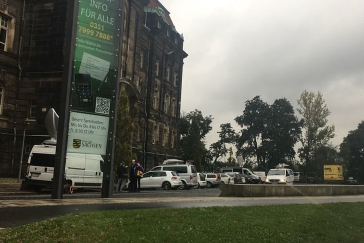 Vor der Staatskanzlei in Dresden warten Pressevertreter auf den Start der Pressekonferenz um 11 Uhr.