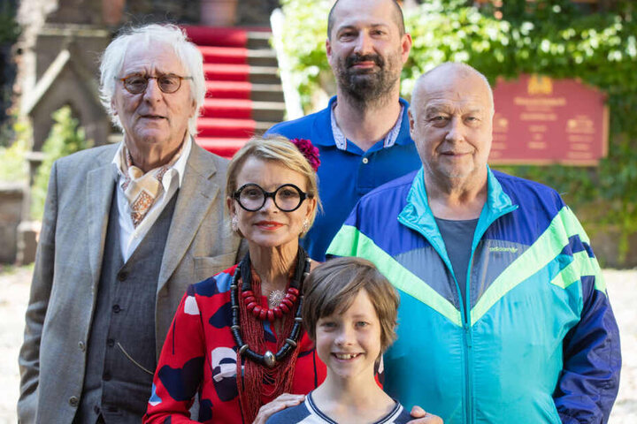 Die Schauspieler Günther Maria Halmer (vordere Reihe, l-r), Uschi Glas, Jona Eisenblätter und Thomas Thieme sowie Regisseur Winfried Oelsner (hinten) stehen bei einem Fototermin bei den Dreharbeiten für den Film "Max und die Wilde 7" im Hof von Schloss Br