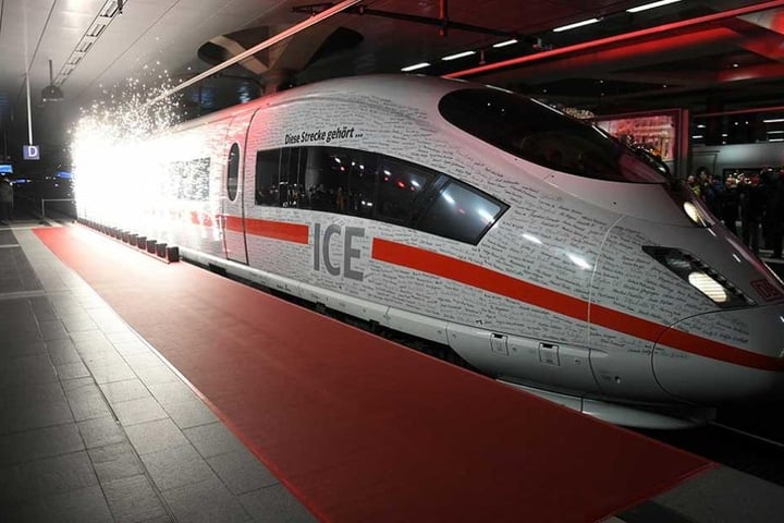 Der Sonderzug fährt am Freitagabend mit fast zwei Stunden Verspätung in München ein.