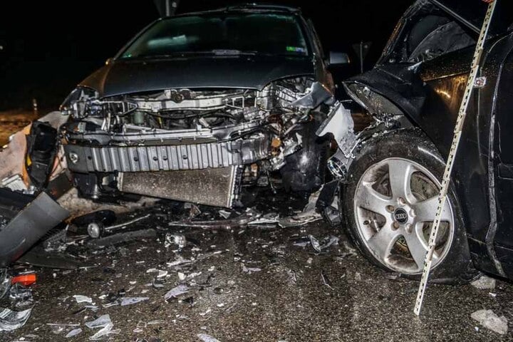 Beide Wagen waren nach dem heftigen Crash nicht mehr fahrtüchtig.
