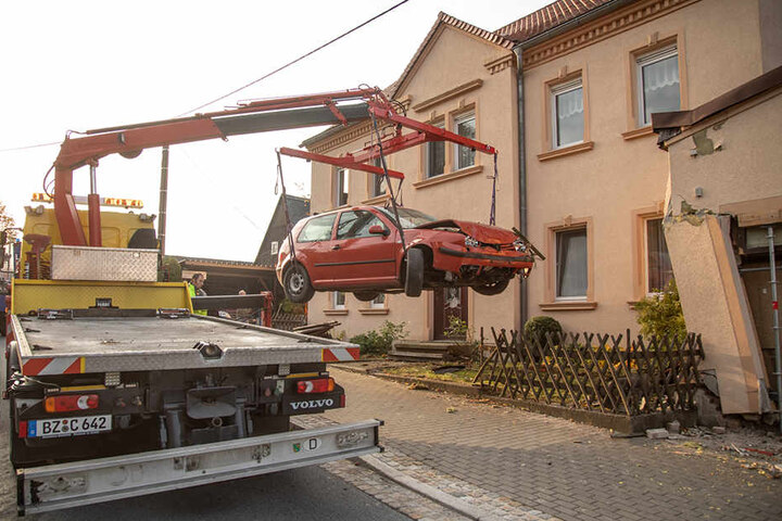 Erst am Sonntagmorgen konnte der Unfallwagen geborgen und abtransportiert werden.