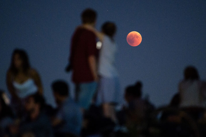 Zahlreiche Menschen beobachteten am 27.07.2018 die Mondfinsternis in München auf dem Olympiaberg.