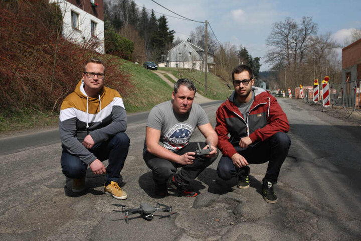 Benjamin Wagner, Mario Schmieder und Marcus Jehmlich (v.l.) haben die Zustände der Staatsstraßen mit einem Drohnen-Film dokumentiert.