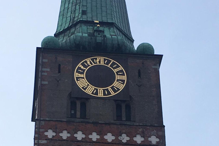 Die Turmuhr in Lübeck bleibt vorerst ohne Zeiger.