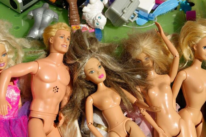 Nicht nur Kinderspielzeug, auch Kleindung für Jung und Alt wird auf dem Detmolder Flohmarkt angeboten.