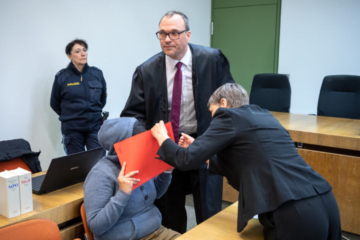 Die Angeklagte sitzt vor Prozessbeginn im Gerichtssaal.
