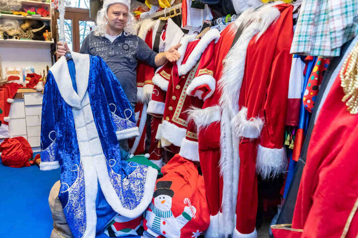 Der klassische rote Mantel oder doch lieber Väterchen Frost? Miet-Weihnachtsmann Michael Schreinert (48) hat genügend Kostüme im Fundus.