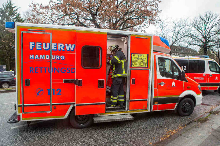 Der Fahrer wurde in einem Rettungswagen behandelt.
