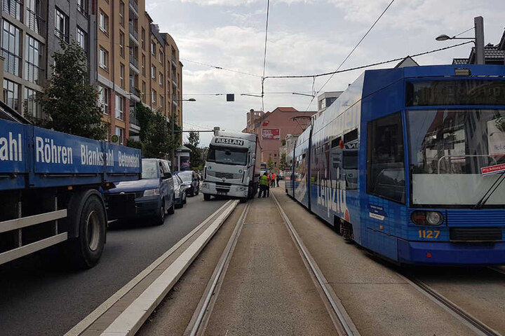 Der LKW kippte vermutlich bei einem Überholvorgang in die Gleise.