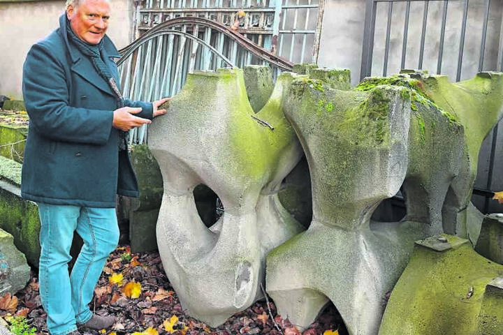 Der Abteilungsleiter vom Amt für Kultur und Denkmalschutz, Bernhard Sterra
(58), lehnt an einer Formsteinwand aus Beton. Die Freiskulptur aus dem Hof des
ehemaligen Robotron-Bürogebäudes wird im Dresdner Lapidarium für die Nachwelt
erhalten.
